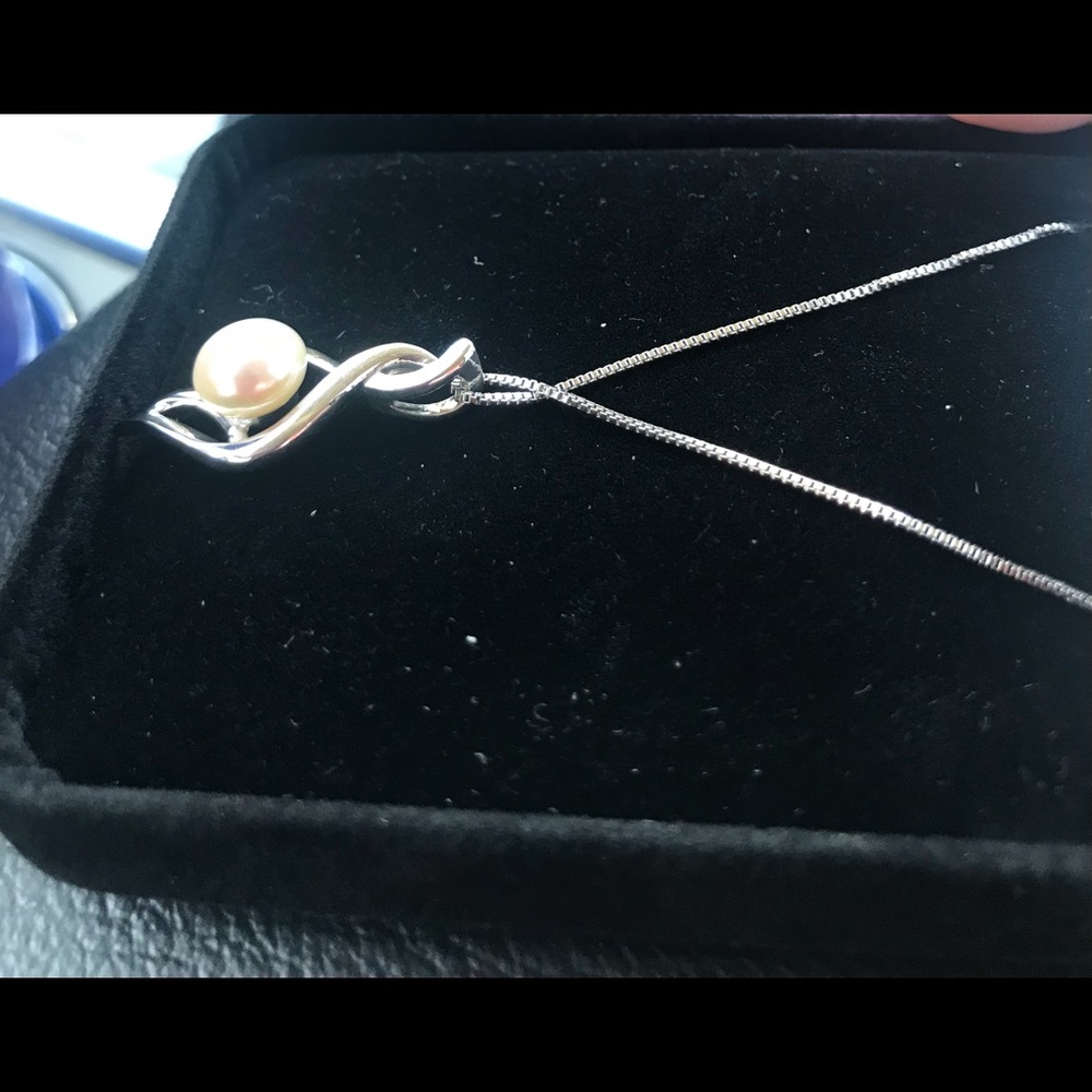 New never worn except for pictures peal necklace